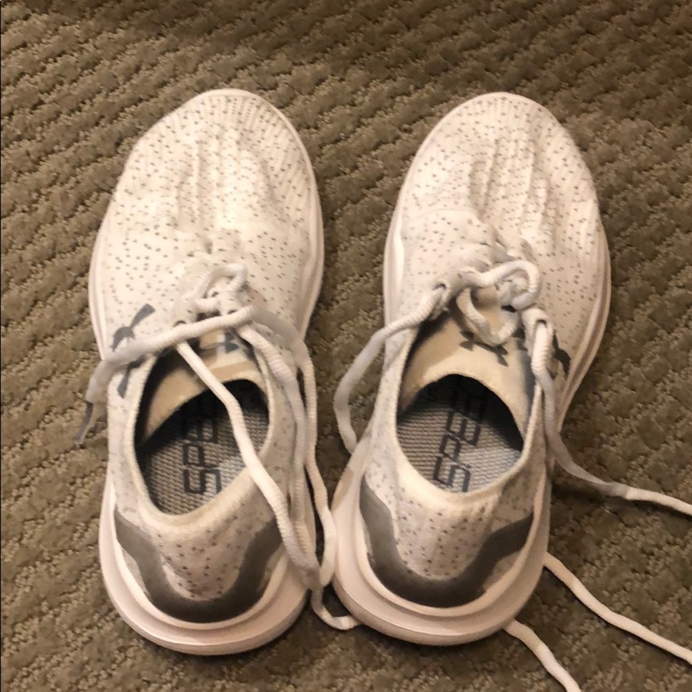 Light weight sneakers